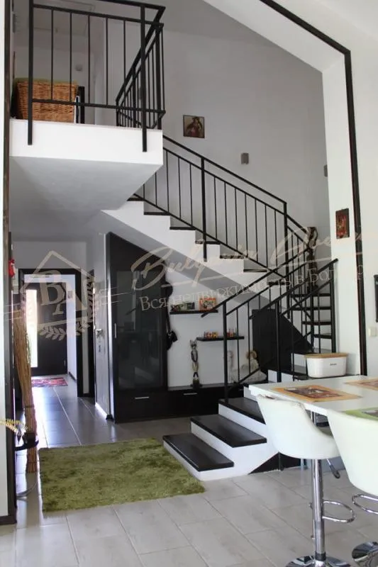 Новый, двухэтажный дом с бассейном в 6 км от моря в деревне, обл.Варна