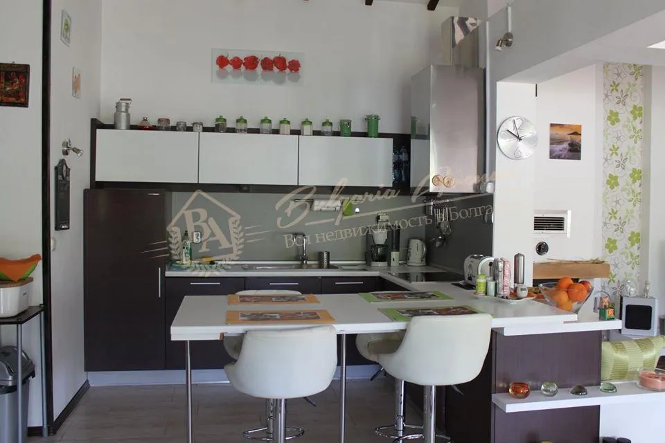 Новый, двухэтажный дом с бассейном в 6 км от моря в деревне, обл.Варна