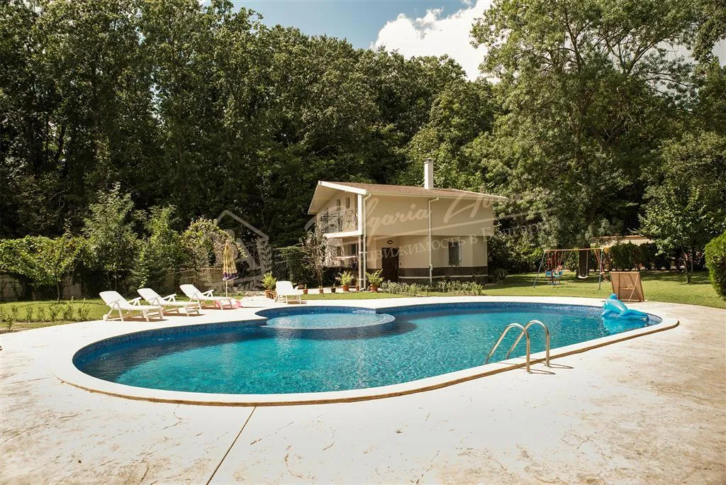 Дом с участком 1500 кв.м в жилом районе г.Варна