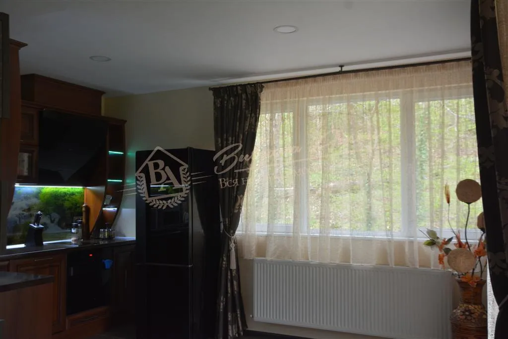 Дом с участком 1500 кв.м в жилом районе г.Варна