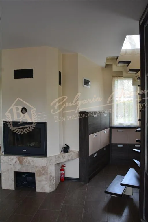 Дом с участком 1500 кв.м в жилом районе г.Варна