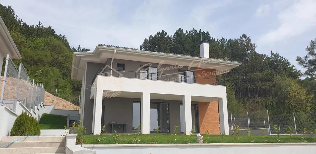 Частный дом с двором в районе Виница с видом на море, г.Варна