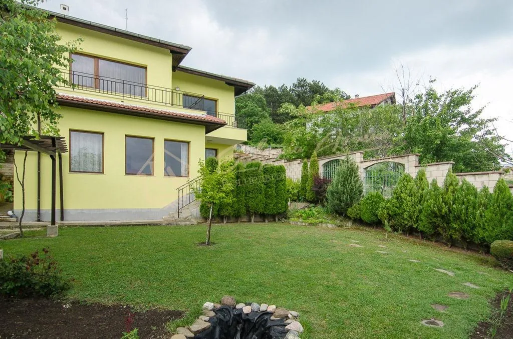 Частный дом с участком, с видом на море, тишина и спокойствие в городе Варна