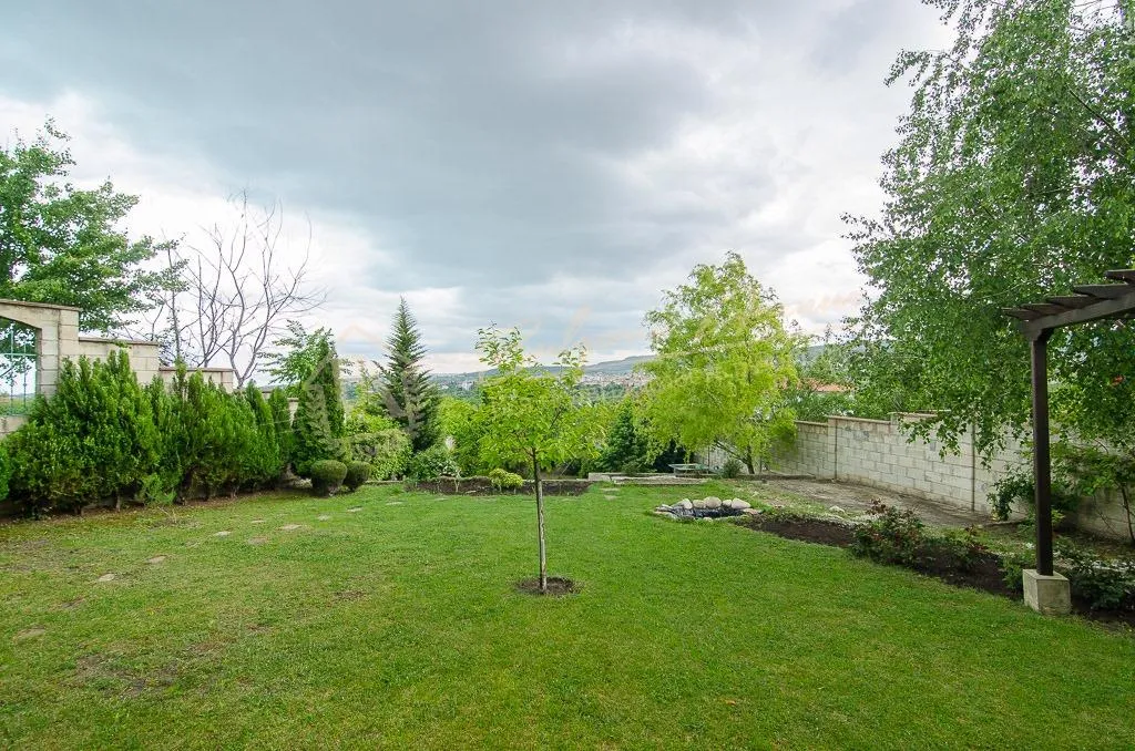 Частный дом с участком, с видом на море, тишина и спокойствие в городе Варна