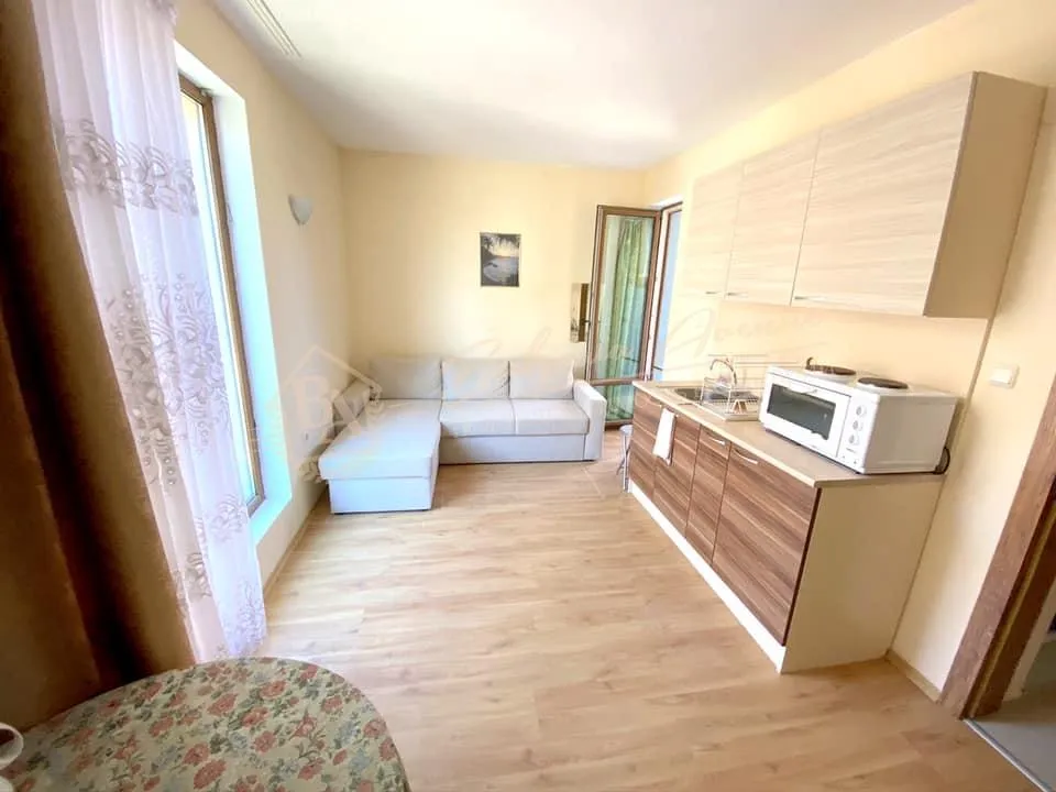 Просторная студия в жилом доме без таксы поддержки, г.Несебър