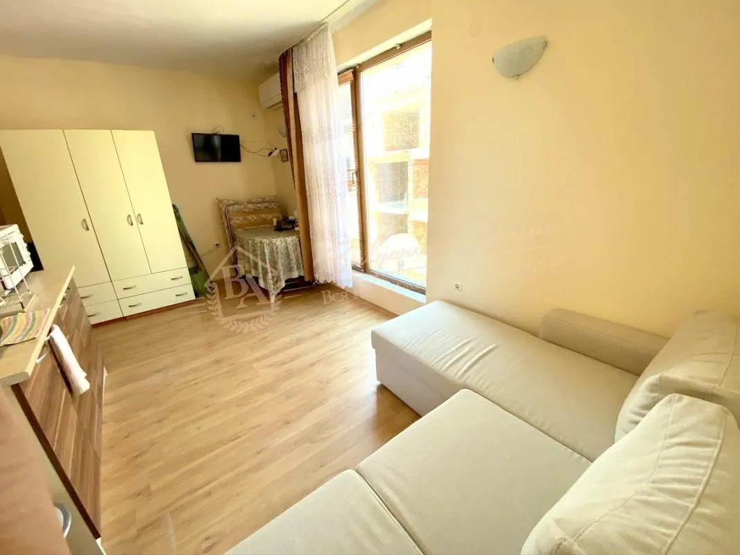 Просторная студия в жилом доме без таксы поддержки, г.Несебър