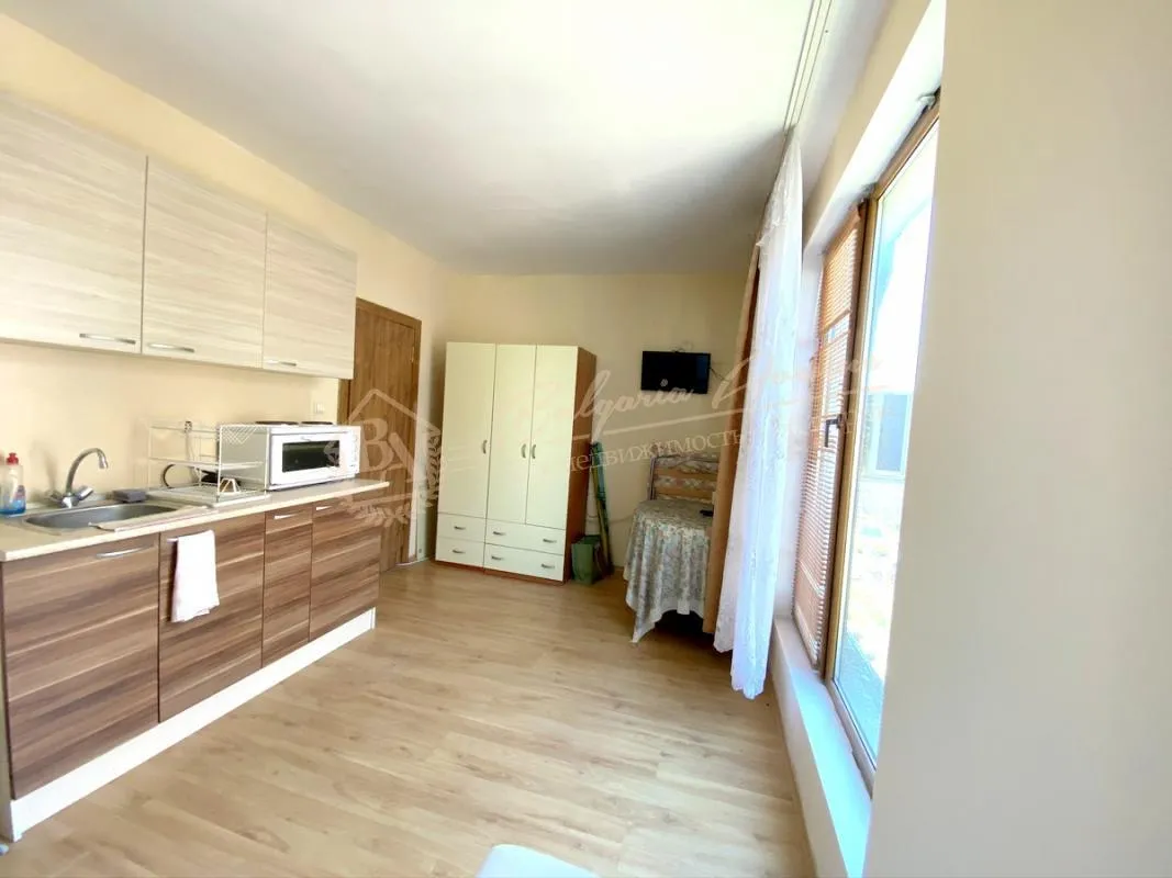 Просторная студия в жилом доме без таксы поддержки, г.Несебър