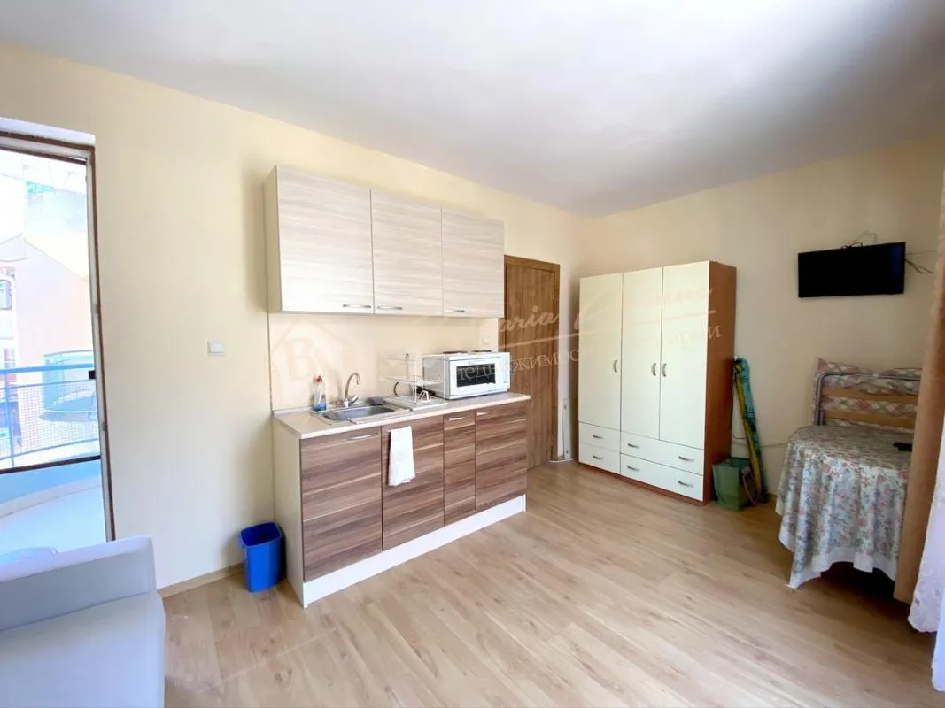 Просторная студия в жилом доме без таксы поддержки, г.Несебър