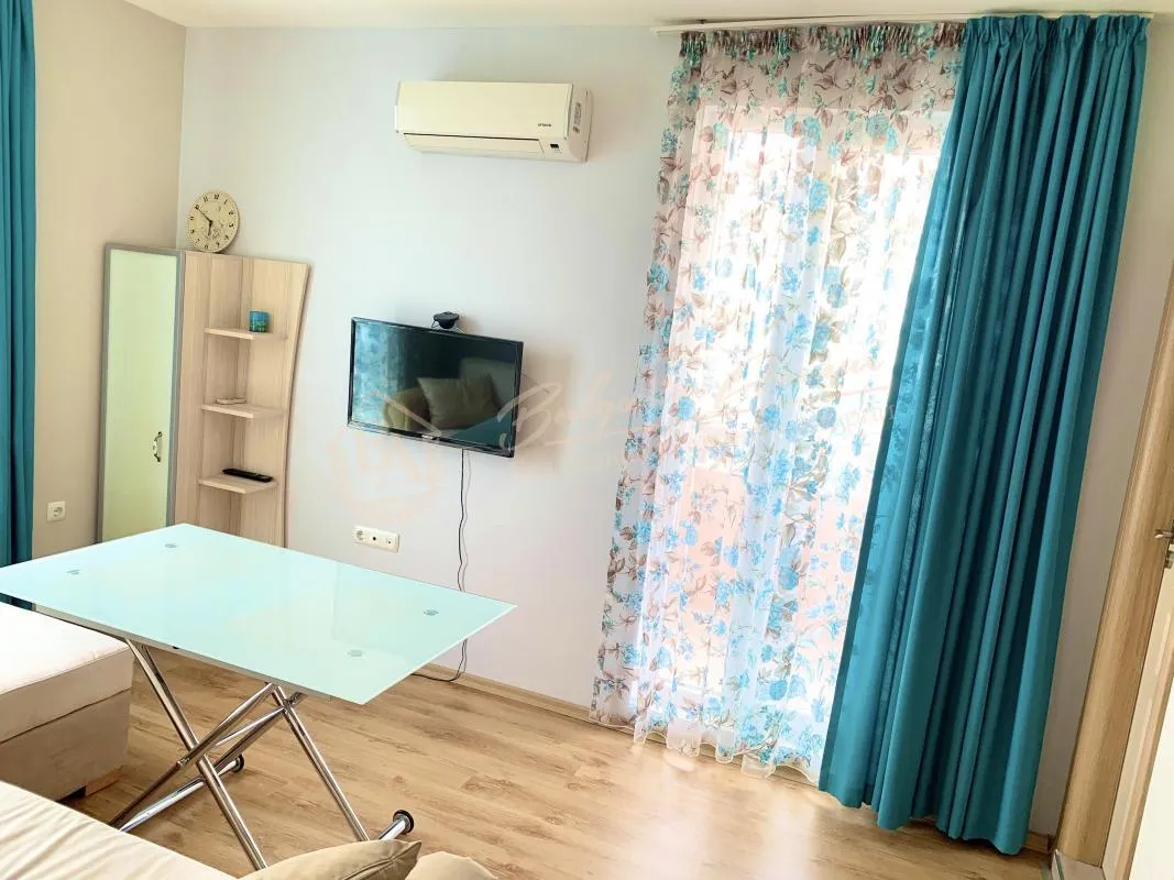 Уютный апартамент на 2 линии в комплексе Ривьера Гарден в Равде