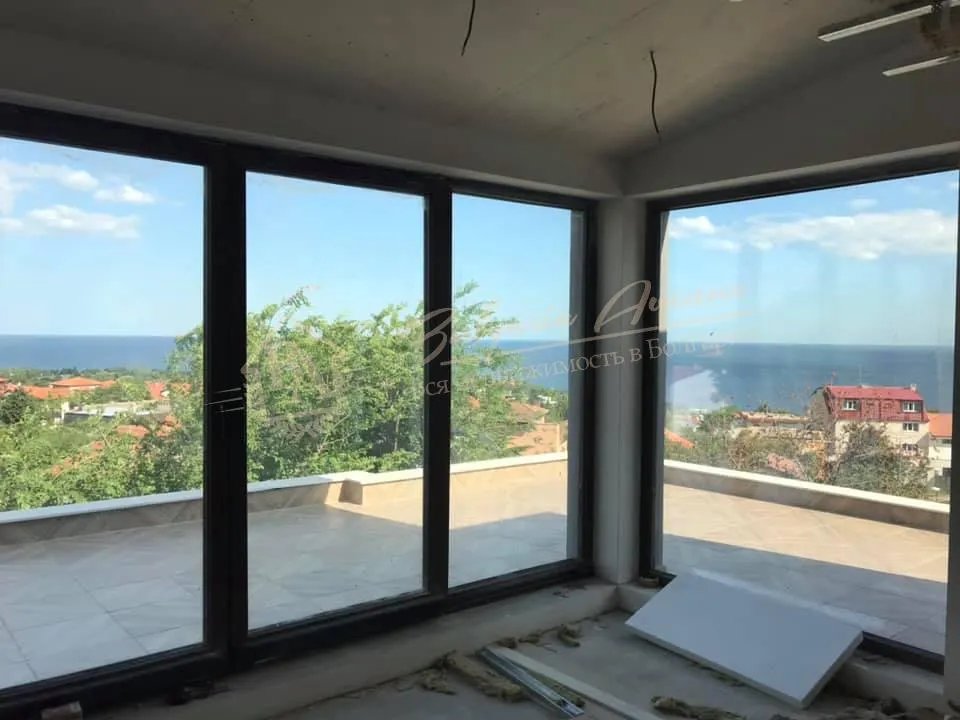 Панорамная, трехкомнатная квартира с парковкой, с террасой в г.Варна