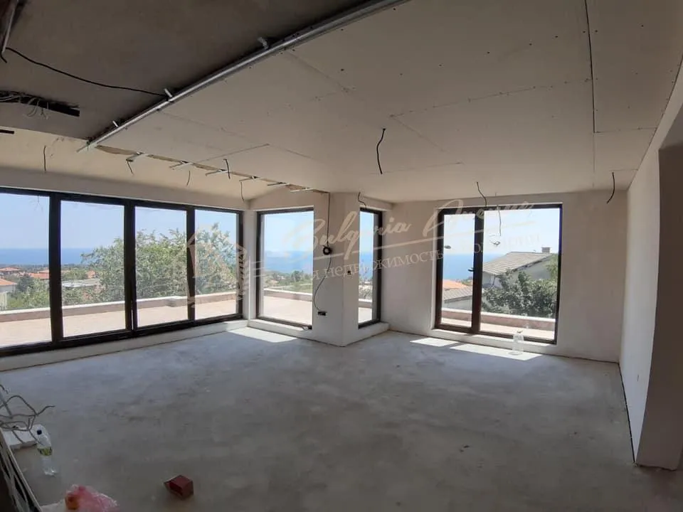 Панорамная, трехкомнатная квартира с парковкой, с террасой в г.Варна