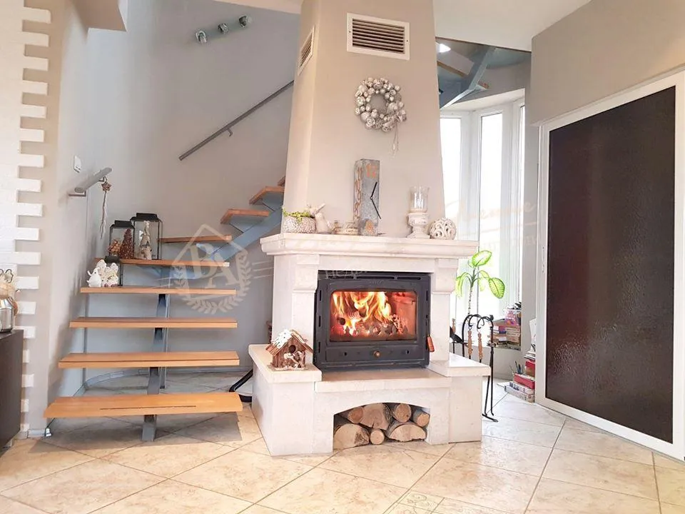 Полностью меблированный дом с четырьмя спальнями в 10 км от центра Варны