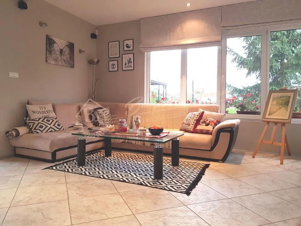 Полностью меблированный дом с четырьмя спальнями в 10 км от центра Варны