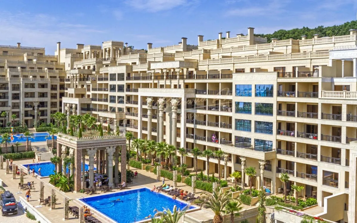 Срочная продажа, апартамент с 1 спальней в 120 м от моря в элитном комплексе на Золотых песках