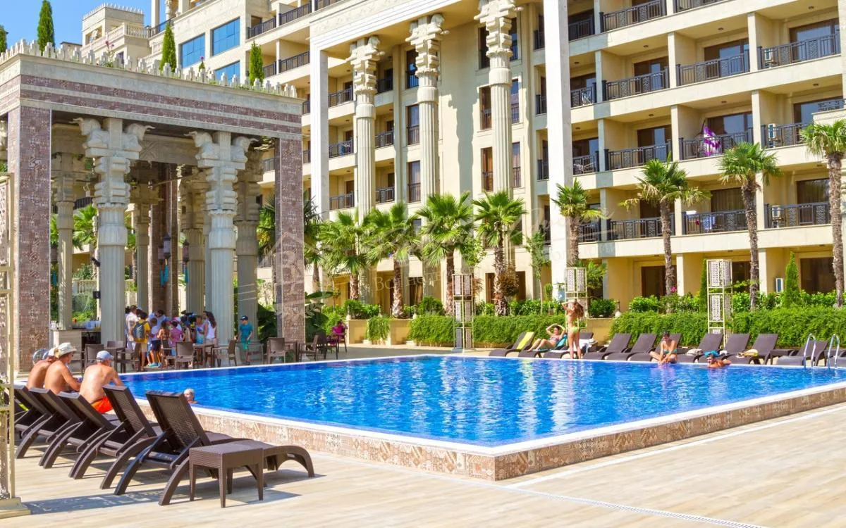 Срочная продажа, апартамент с 1 спальней в 120 м от моря в элитном комплексе на Золотых песках