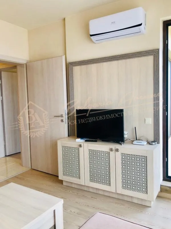 Срочная продажа, апартамент с 1 спальней в 120 м от моря в элитном комплексе на Золотых песках