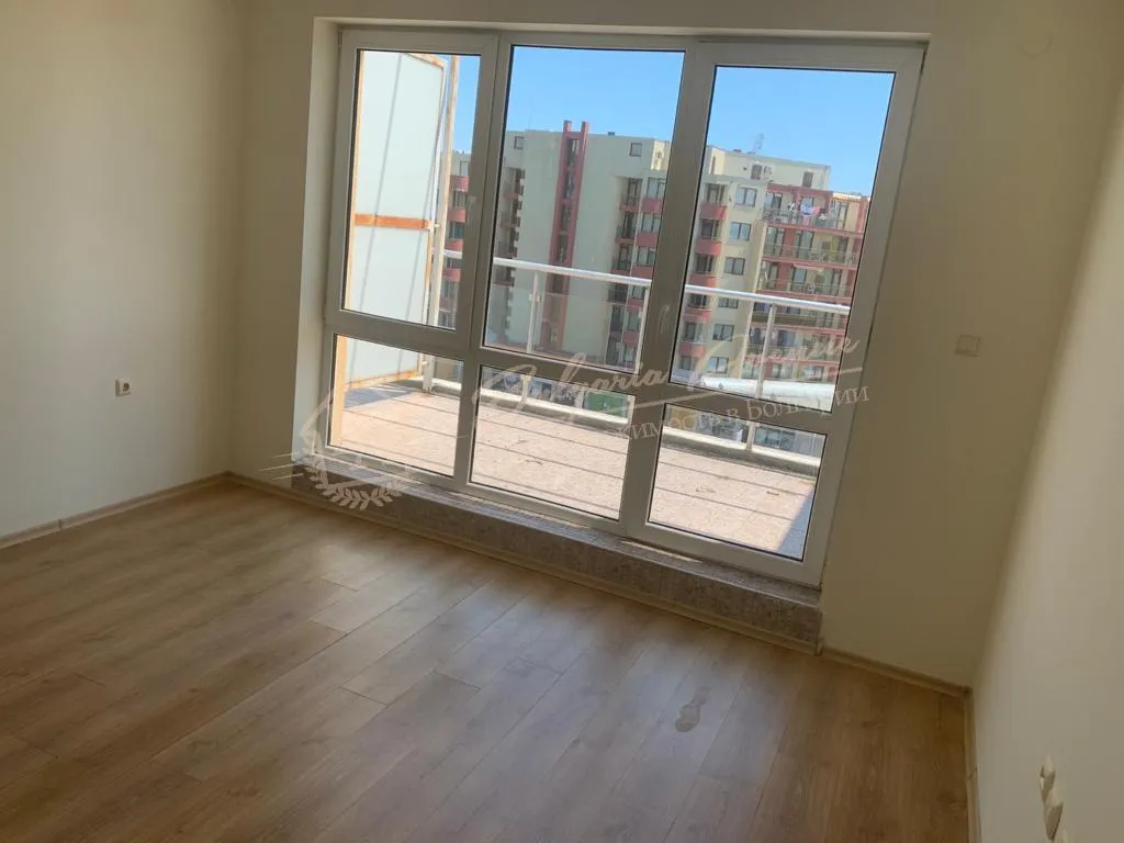 Квартира с 1 спальней и большим балконом в 7 мин от моря, к.Солнечный берег