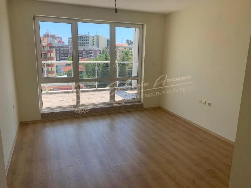 Квартира с 1 спальней и большим балконом в 7 мин от моря, к.Солнечный берег