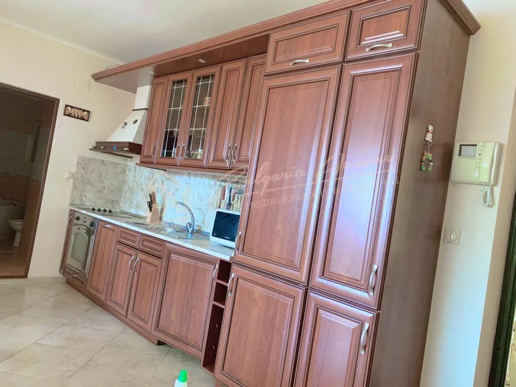 Апартамент с 1 спальней и качественной мебелью - дерева, в 100 м от моря в Равда