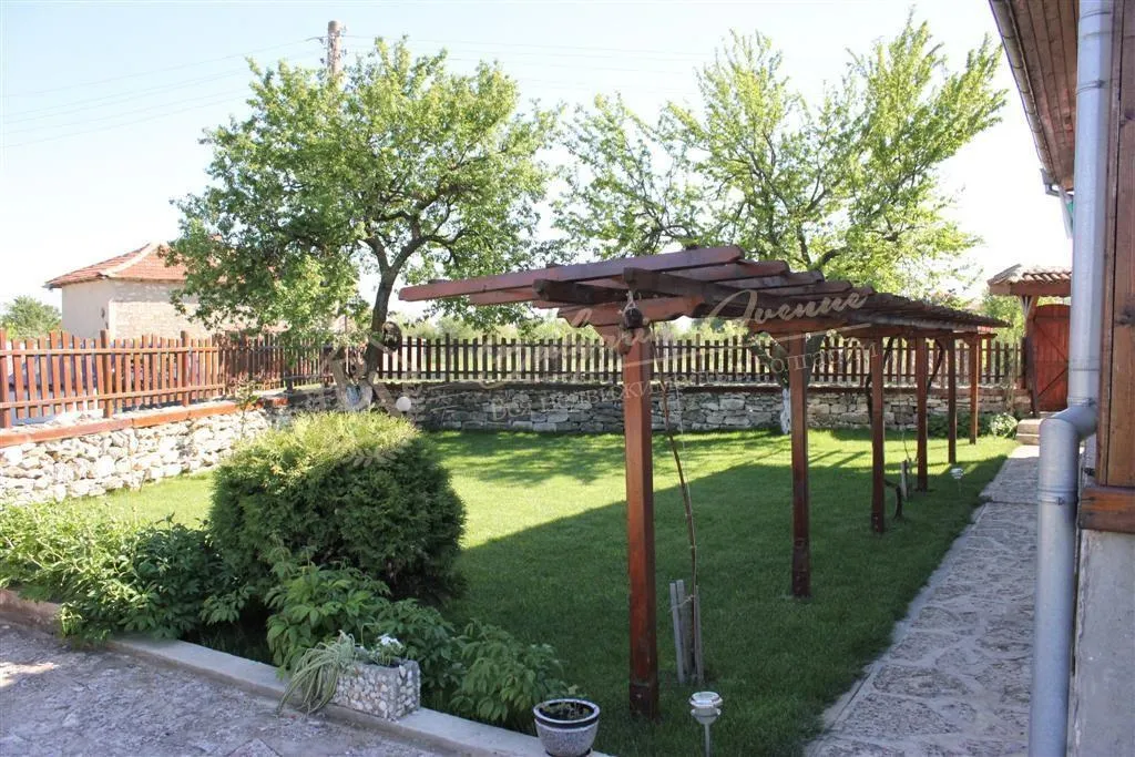 Меблированный дом в селе Генерал Кантарджиево в 5 км от моря, область Варна