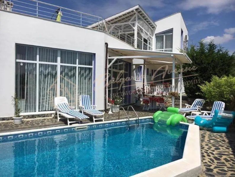 Дизайнерская вилла с бассейном и видом на море