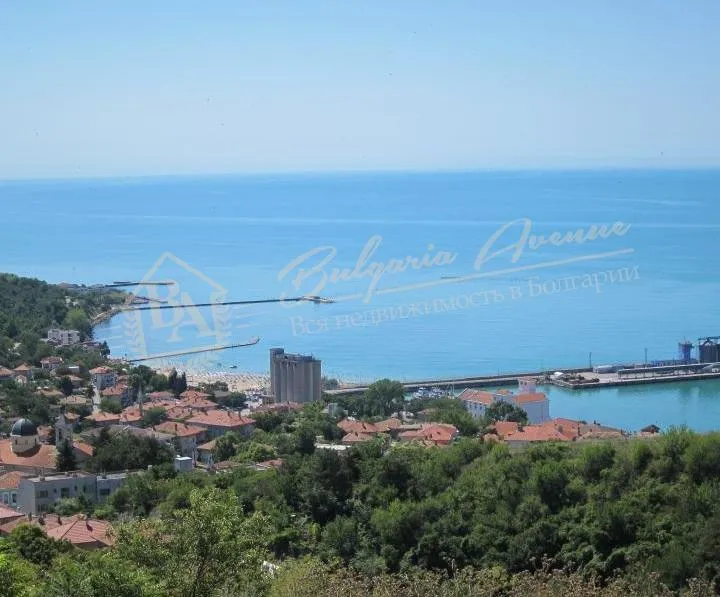 Двухэтажный дом с видом на море, в 10 минутах ходьбы от пляжа в г.Балчике.