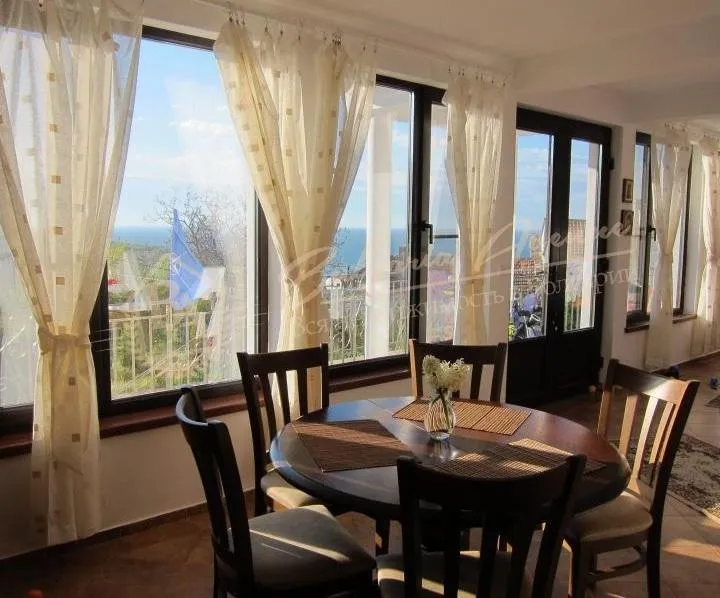 Двухэтажный дом с видом на море, в 10 минутах ходьбы от пляжа в г.Балчике.