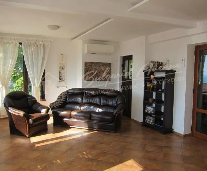 Двухэтажный дом с видом на море, в 10 минутах ходьбы от пляжа в г.Балчике.