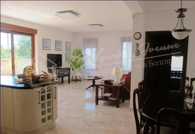 Прекрасная вилла с джакузи и видом на море в тихом месте недалеко от Албены.