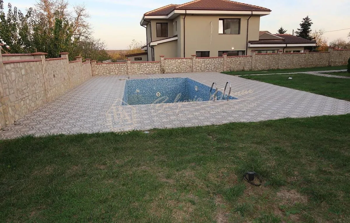 Стильный двухэтажный дом с бассейном в Близнаци, в 20 км от г.Варна