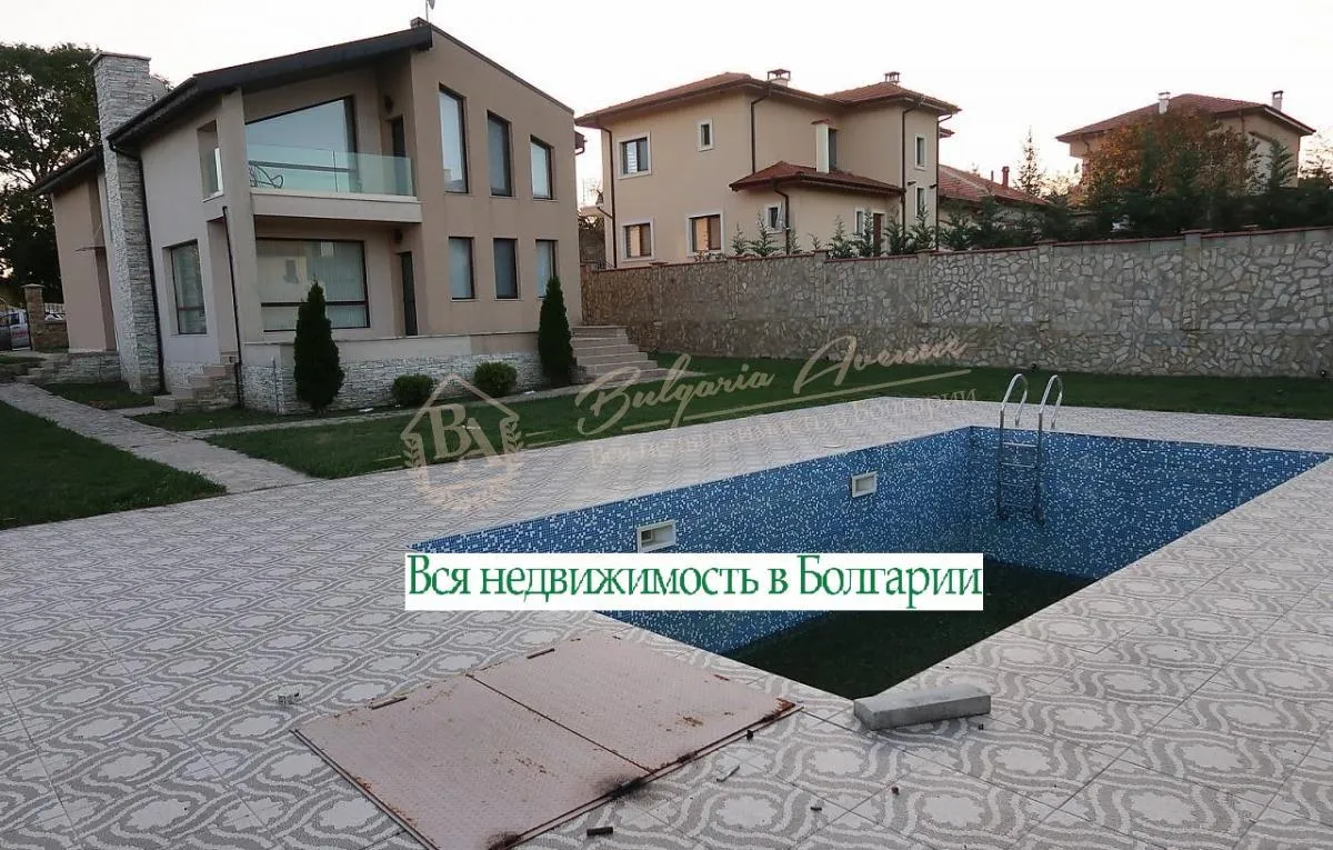 Стильный двухэтажный дом с бассейном в Близнаци, в 20 км от г.Варна