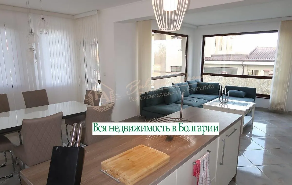 Стильный двухэтажный дом с бассейном в Близнаци, в 20 км от г.Варна