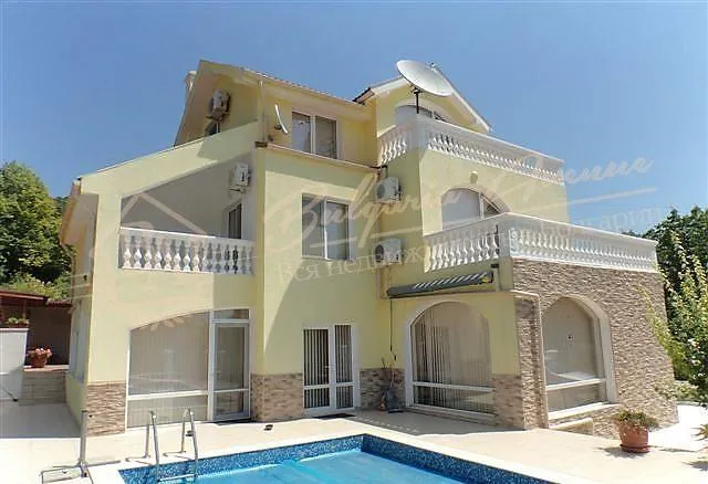 Роскошная вилла с бассейном и видом на море расположена недалеко от курорта Албена