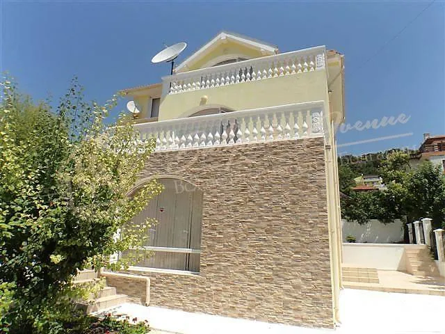 Роскошная вилла с бассейном и видом на море расположена недалеко от курорта Албена