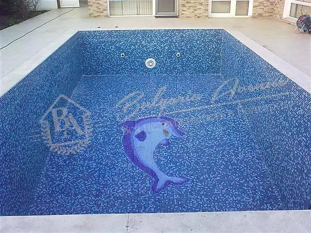 Роскошная вилла с бассейном и видом на море расположена недалеко от курорта Албена