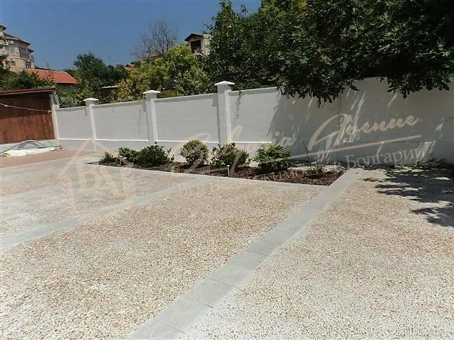 Роскошная вилла с бассейном и видом на море расположена недалеко от курорта Албена