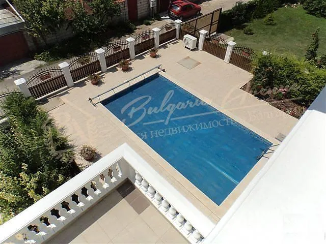 Роскошная вилла с бассейном и видом на море расположена недалеко от курорта Албена