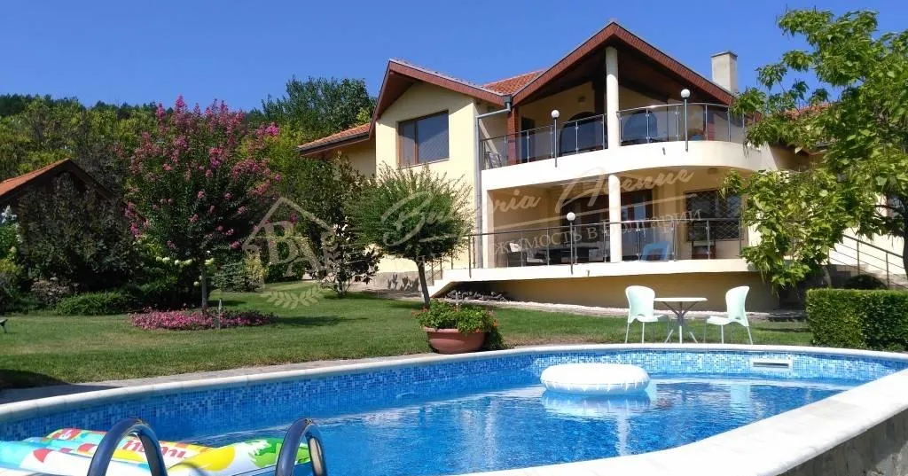 Двухэтажный дом с басейном и видом на море в в 25 км от Варны для ПМЖ