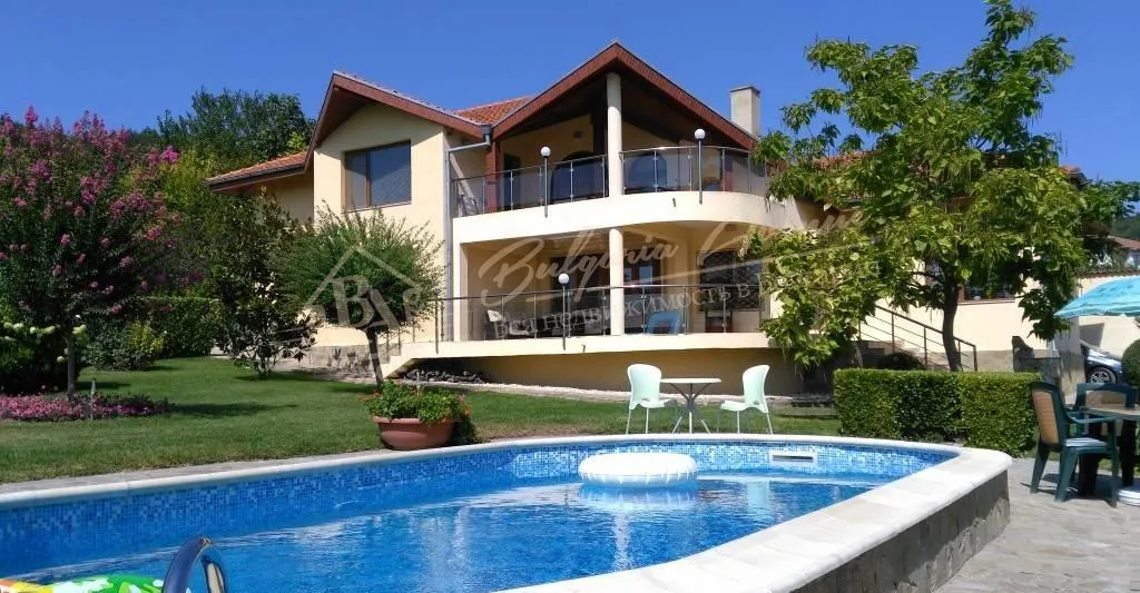 Двухэтажный дом с басейном и видом на море в в 25 км от Варны для ПМЖ