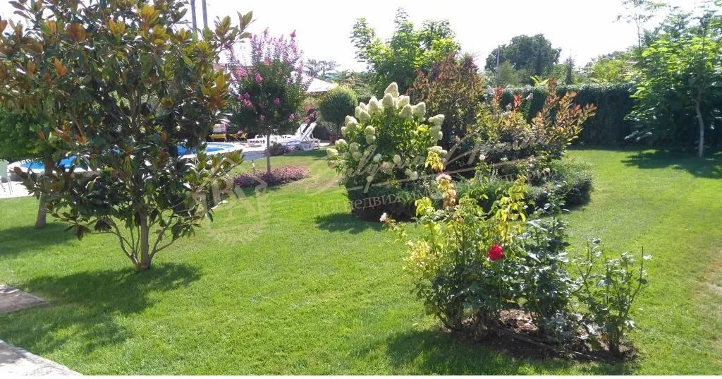 Двухэтажный дом с басейном и видом на море в в 25 км от Варны для ПМЖ