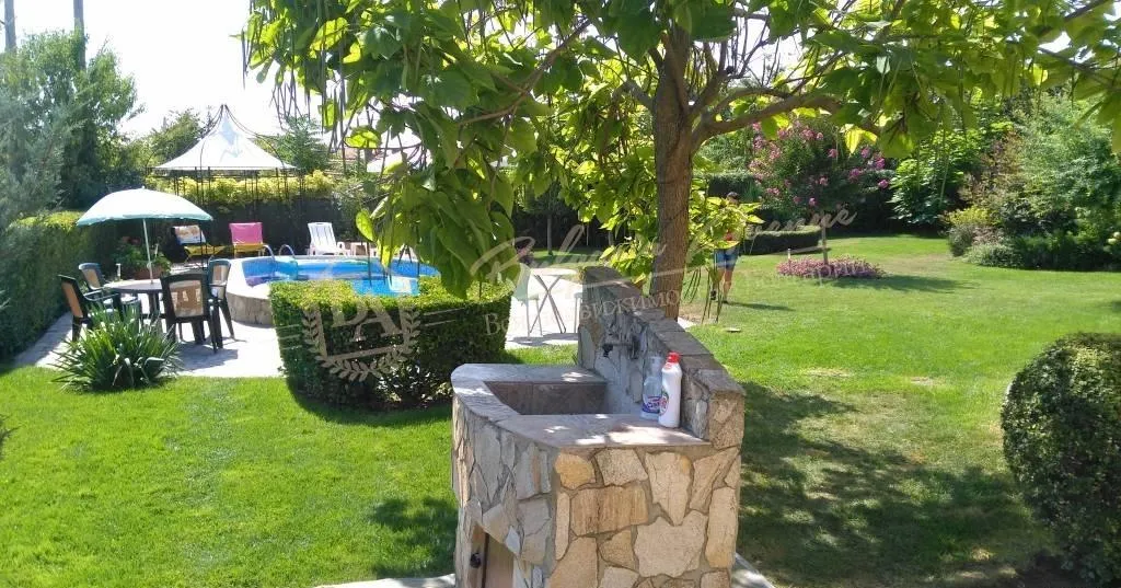 Двухэтажный дом с басейном и видом на море в в 25 км от Варны для ПМЖ