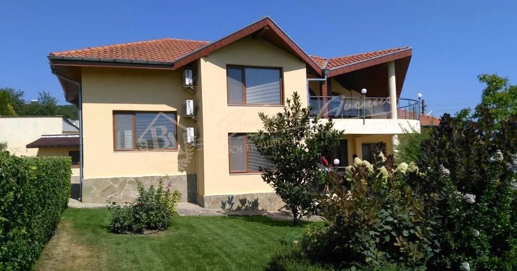 Двухэтажный дом с басейном и видом на море в в 25 км от Варны для ПМЖ