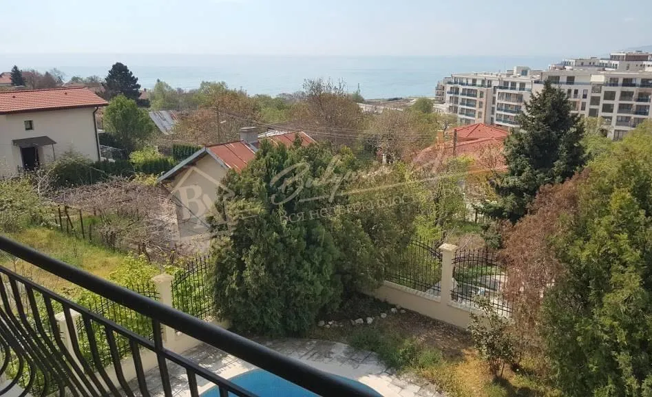 Красивый дом с бассейном и видом на море недалеко от Албены в г.Балчик