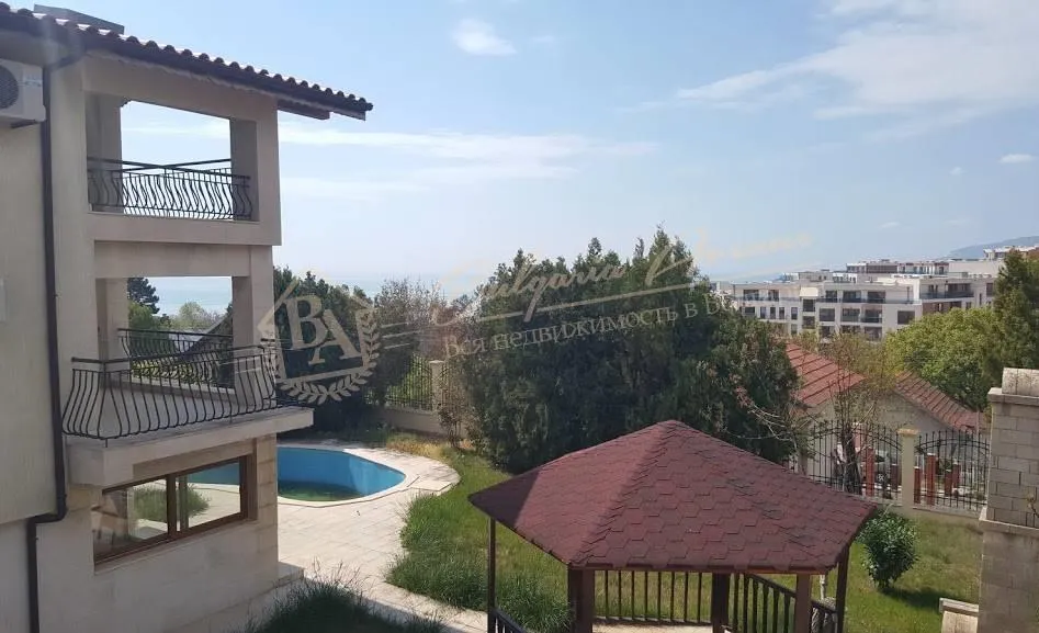 Красивый дом с бассейном и видом на море недалеко от Албены в г.Балчик