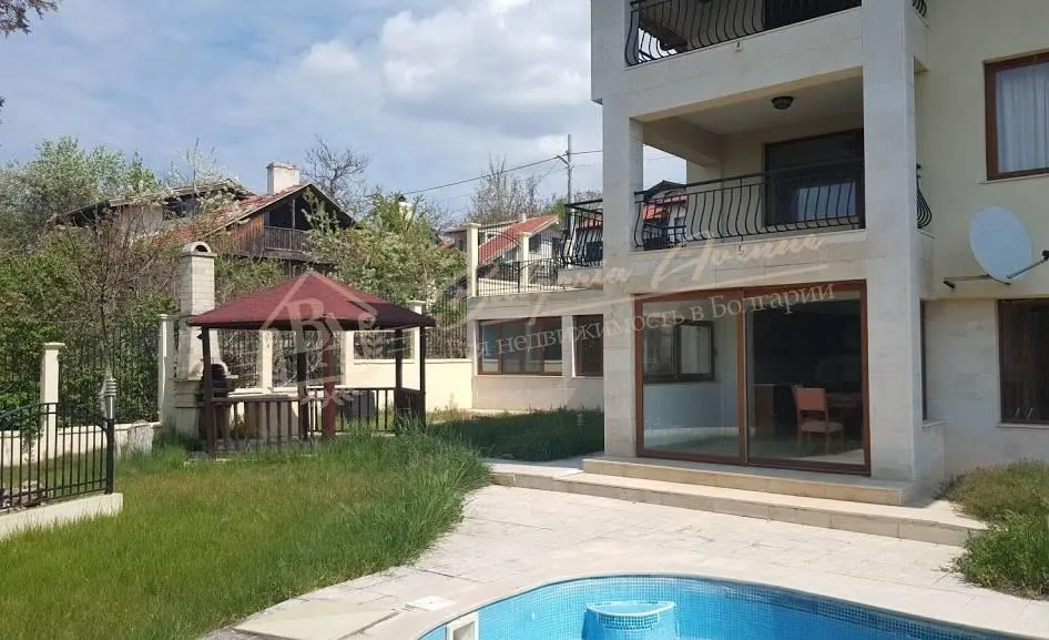 Красивый дом с бассейном и видом на море недалеко от Албены в г.Балчик