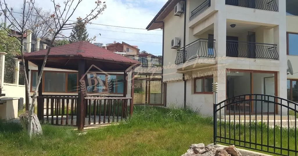 Красивый дом с бассейном и видом на море недалеко от Албены в г.Балчик