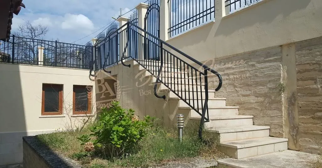 Красивый дом с бассейном и видом на море недалеко от Албены в г.Балчик