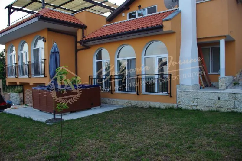 Новый дом с прекрасным видом на море на 2-й линии в зоне Албена