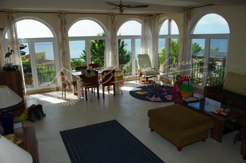 Новый дом с прекрасным видом на море на 2-й линии в зоне Албена