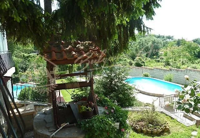 Красивая трехэтажная вилла с видом на море в прибрежном г.Балчик